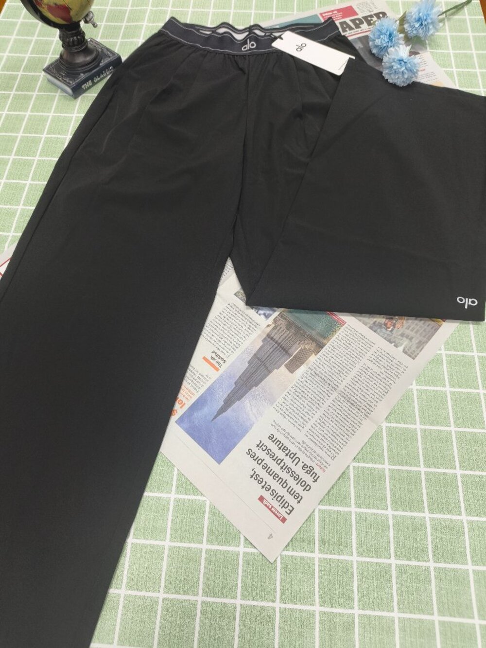 Women's Regular Alo Yoga Versatile Black Trouser 😉office, travel, daily🤩